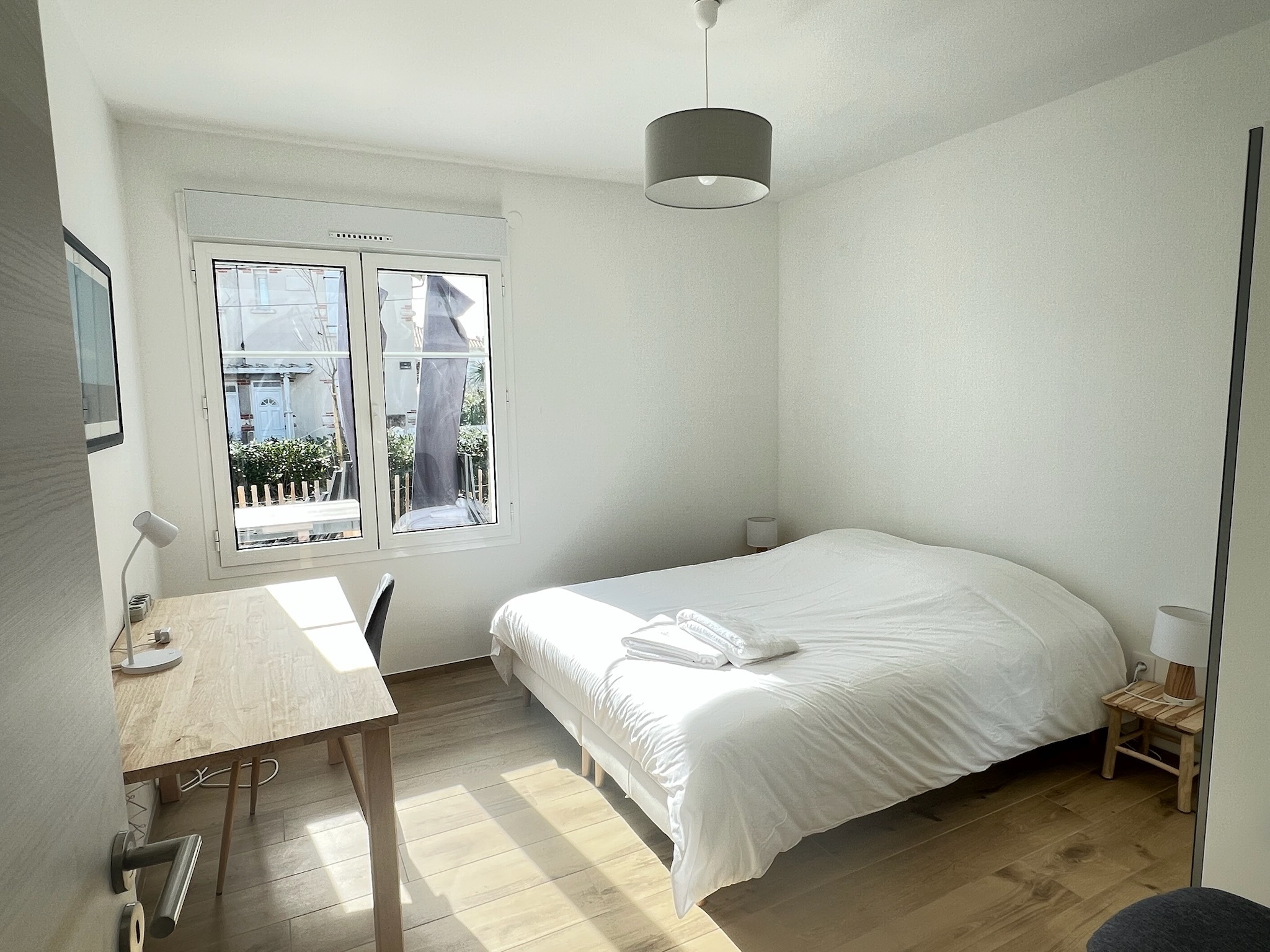 chambre donnant sur la terrasse avec lit 160x200, un placard dressing et un bureau pour le télétravail avec connexion en wifi ou en RJ45